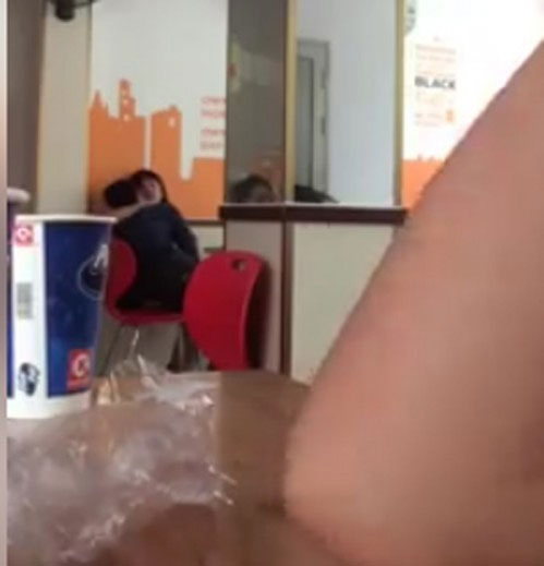 Cặp đôi thản nhiên thể hiện tình cảm nồng thắm giữa quán cà phê khiến nhiều người ngại ngùng